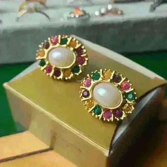 Avon multicolor buttons clip earrings gold tone fuax pearl Rhinestones - Picture 15 of 16